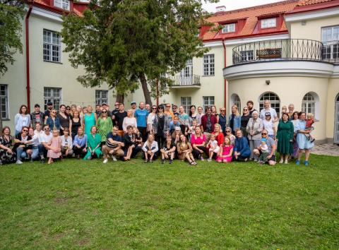Eesti Noorsooteatri kollektiiv lõpetas 71. hooaja piknikuga