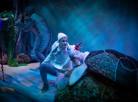 NUKU teatri jõululavastuses põrkub muinasjutt prügiga