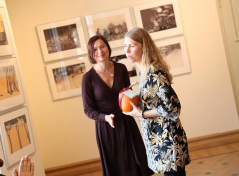 Näidendivõistluse I koha võitja Reeli Reinaus ja Eesti Teatri Agentuuri juht Kirsten Simmo (Foto: Siim Lõvi/ERR)